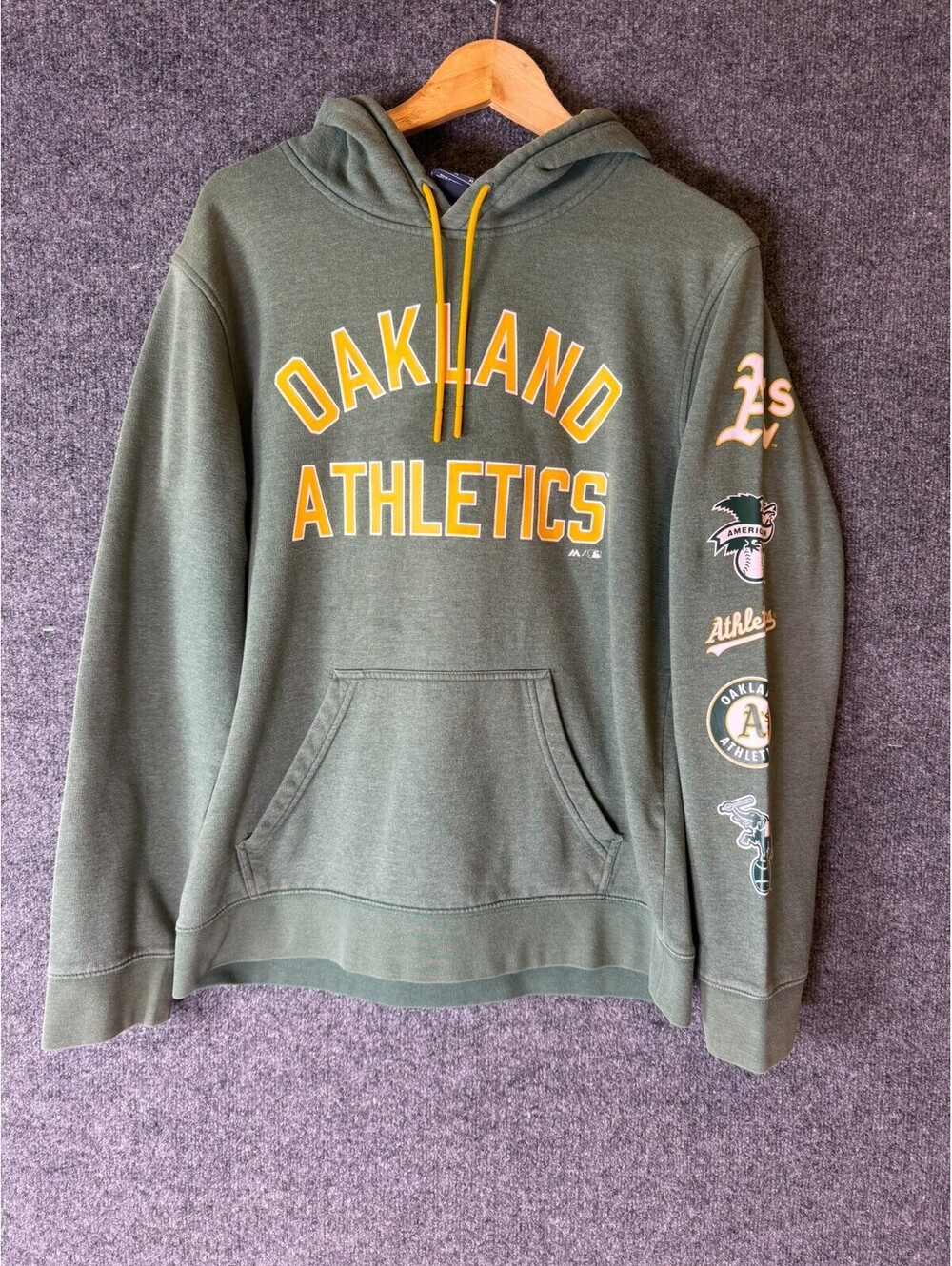 Oakland Athletics Hoodie Medium Green Majestic MLB Baseball Multi Sleeve Logo Me